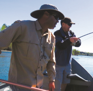Shane Kohlbeck instructs the author’s friend Chris Barnes on landing one of many lower Sacramento rainbows the trio pulled in while ?y ?shing with the Redding-based guide. (JEFF LUND)